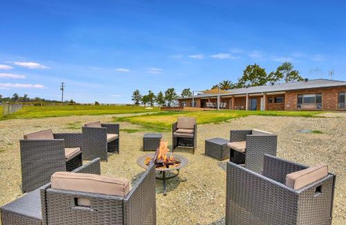 Anambah Maison | Sunrise and Sunset Hot Tub Views 600m walk to Doltone Anambah House Wedding Venue at Pelican Plains