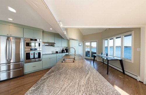 Harpswell Maison | Sunrise Catcher with a Panoramic View!