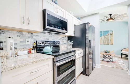 Port Orange Maison | "Sunrise Chateau" - Renovated, Luxury Pool Home - 3BR/2BA