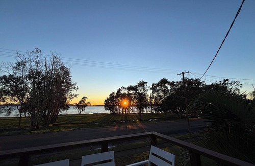 Lemon Tree Passage Maison | Sunrise on the Water - Charming Waterfront Retreat