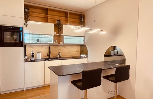 Erdberg Appartement | Sunrise over the park (Prater) and roof terrace pool