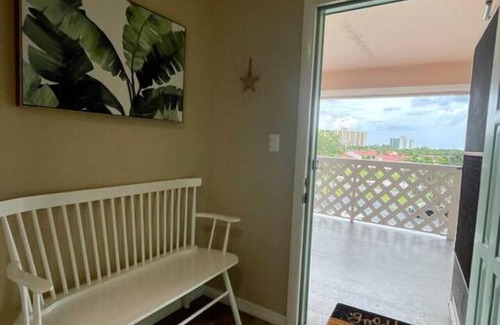 Jupiter Bay Copropriété | Sunrise & Sunset views, Pool, 1/2 mile to beach!