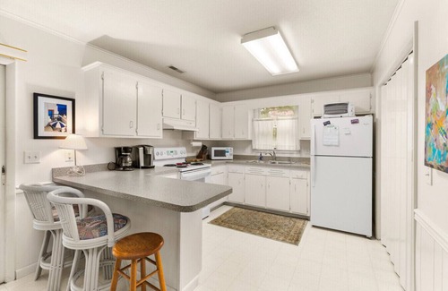 Ocean View Maison | Sunroom Serenity Cottage - Screened Patio for Coffee & Wine!