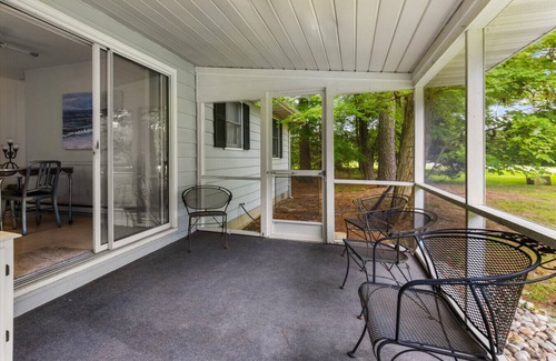 Ocean View Maison | Sunroom Serenity Cottage - Screened Patio for Coffee & Wine!