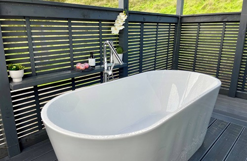 Hangatiki Maison | Sunset, 2 Bed W/outdoor Bath