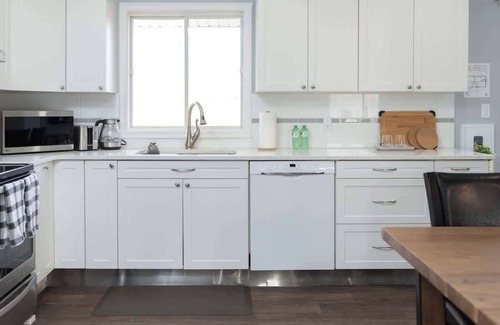 Port Weller Maison | Sunset Beach House - Remodeled - 1 block to beach