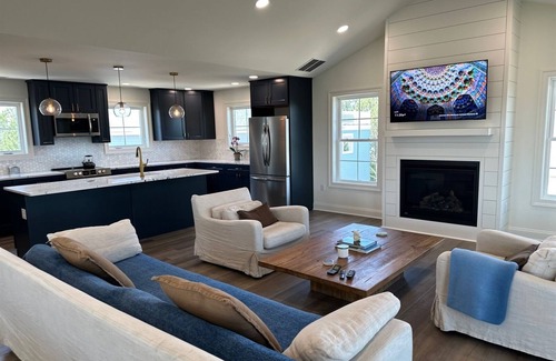 Broadkill Beach Maison | SUNSET DREAMS - 4 BD & 2.5 BA - Sleeps 8 - Short walk to Beach!
