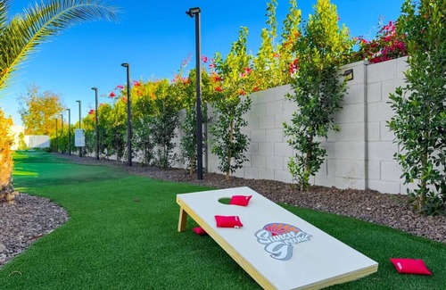 Mesa Maison | Sunset Greens - Golf Simulator, Putting Green, Gam