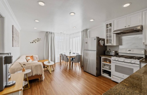 Parkside Maison | Sunset Haven: Cozy Corner House with lots of Light