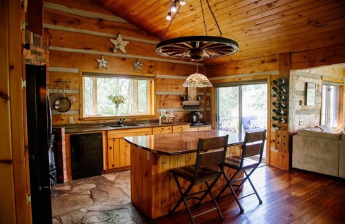 Flesherton Maison | Sunset Haven on Three Acres With Private Beach Front Pond
