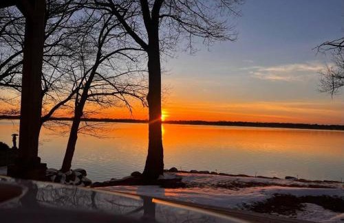 Venise-en-Quebec Villa | Sunset Heaven - Modern Lake House with Spa