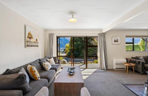 Kelvin Heights Maison | Sunset Lakehouse