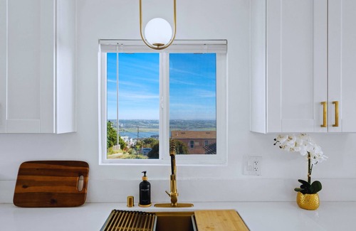 La Presa Maison | Sunset Oasis Pool Home + Stunning San Diego Views + Pool Table + Ping Pong Table