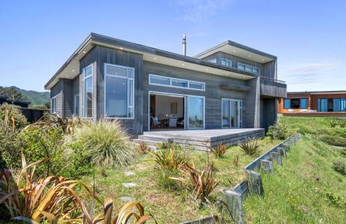 Peka Peka Maison | Sunset Over Kapiti - Waikanae Holiday Home