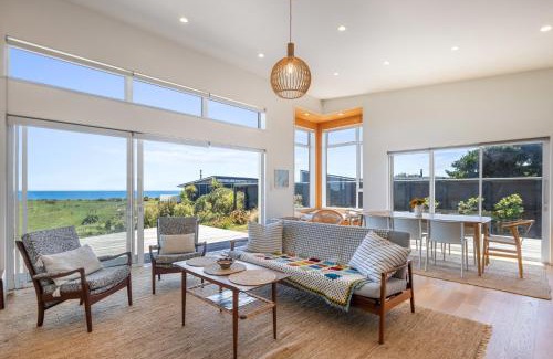 Peka Peka Maison | Sunset Over Kapiti - Waikanae Holiday Home