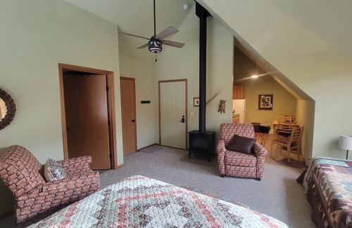 Elba Cabine | Sunset Room Retreat, River on Property, Adults Only, No Pets, Peace and Quiet!