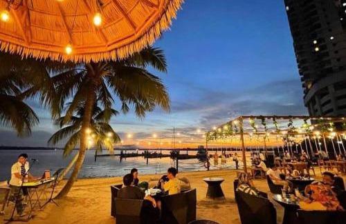 Central District Appartement | Sunset Seaside Retreat@13pax - Direct Beach Access