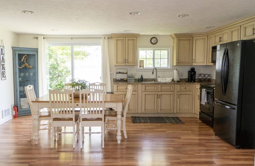 Geneva Cottage | ⭐️Breathtaking Lake Seneca sunset view🌅on wine trail🍷, excellent get away⭐️