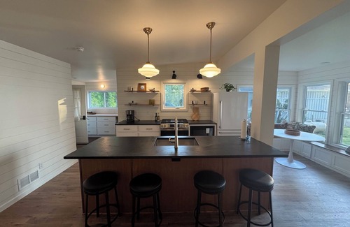 Town of Scriba Cottage | Sunset Serenity: Charming 2-bedroom cottage on picturesque Lake Ontario