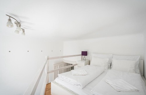 Kispest Appartement | Sunset Square Studio with gallery