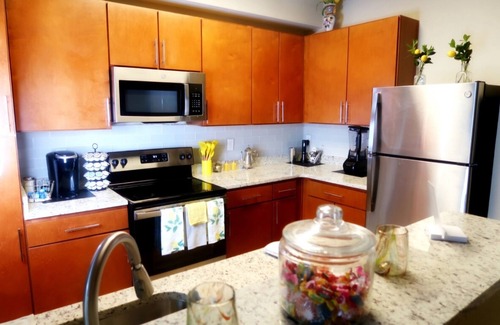 Paw Creek Appartement | Sunset Stays w/2QB/Balcony/ 3 Mins from Shopping & Dining