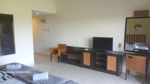 Endah Appartement | sunset studio apartment At Goldcoast morib