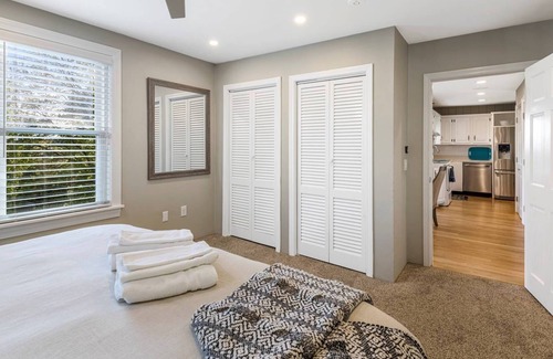 Amesbury Copropriété | Midweek Special! Sunset Suite: close to beaches, parks, eateries & shops; private deck, fast WiFi