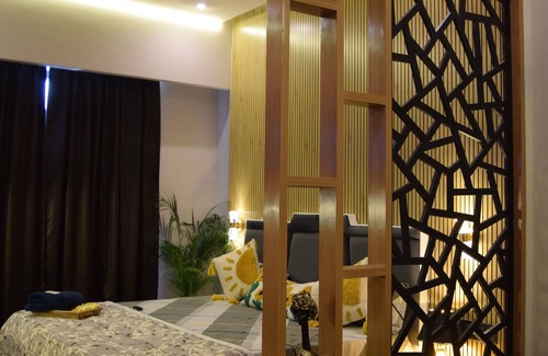 Greater Noida Appartement | Sunset View With a King Size Bed at Mall