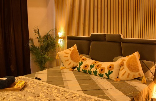 Greater Noida Appartement | Sunset View With a King Size Bed at Mall