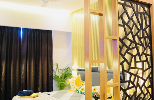 Greater Noida Appartement | Sunset View With a King Size Bed at Mall