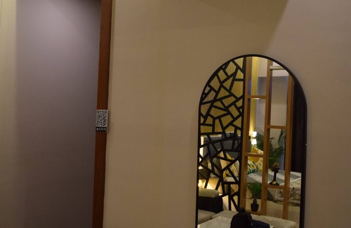 Greater Noida Appartement | Sunset View With a King Size Bed at Mall