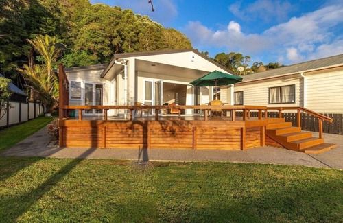 Ngarimu Bay Maison | Sunsets by the Beach | Waterfront | Sleeps 8