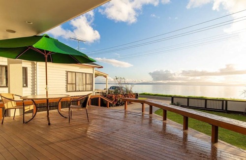 Ngarimu Bay Maison | Sunsets by the Beach | Waterfront | Sleeps 8