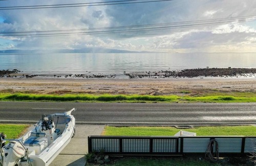 Ngarimu Bay Maison | Sunsets by the Beach | Waterfront | Sleeps 8