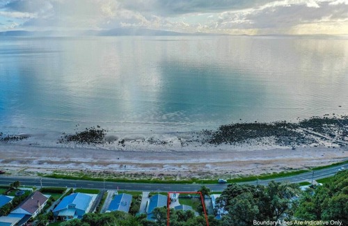 Ngarimu Bay Maison | Sunsets by the Beach | Waterfront | Sleeps 8