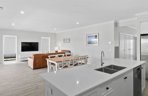 Yarrawonga Maison | Sunsets by the Lake in Silverwoods Estate