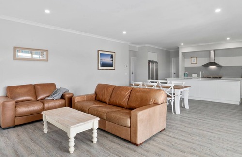 Yarrawonga Maison | Sunsets by the Lake in Silverwoods Estate