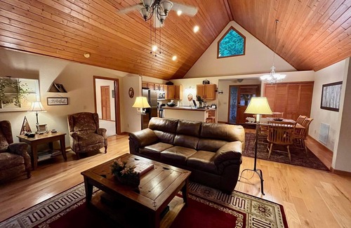 Franklin Maison | Sunsets in the Smokies. Secluded but not remote. 10 minutes north of Franklin.