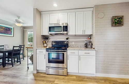 Des Moines Maison | Sunsets over Sound | Water-View Getaway on Half-Acre | Walk to Dining