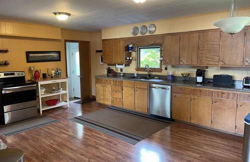 Cuba Maison | Sunsets & Skiing- Lake Front Rental House on Cuba Lake