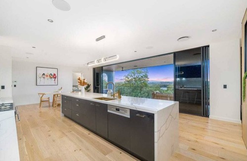 Murrumba Downs Maison | Sunsets views by the infinity pool overlooking a Koala Eucalyptus Reserve.