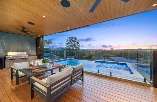 Murrumba Downs Maison | Sunsets views by the infinity pool overlooking a Koala Eucalyptus Reserve.