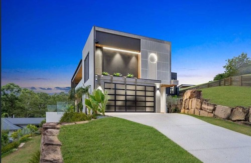 Murrumba Downs Maison | Sunsets views by the infinity pool overlooking a Koala Eucalyptus Reserve.