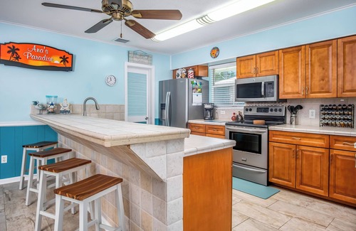 Cutthroat Harbor Estates Maison | Sunshine 23 | Dog-friendly 2 bed/2 bath canalfront boating home on Cudjoe Key