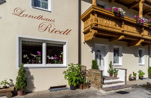 Scharnitz Appartement | Sunshine holiday apartment - very bright with a south- and west-facing balcony