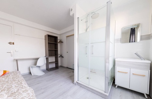 Reims Appartement | Chambre du Soleil avec douche