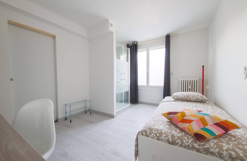 Reims Appartement | Chambre du Soleil avec douche