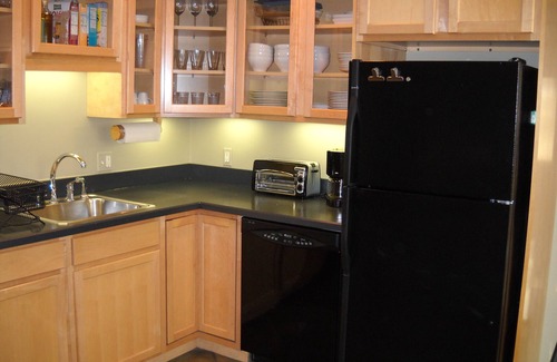 West Cambridge Appartement | Sunsplashed Serenity - Walk to Harvard & Fresh Pond from a Huron Village Oasis