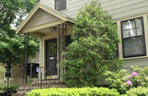 West Cambridge Appartement | Sunsplashed Serenity - Walk to Harvard & Fresh Pond from a Huron Village Oasis