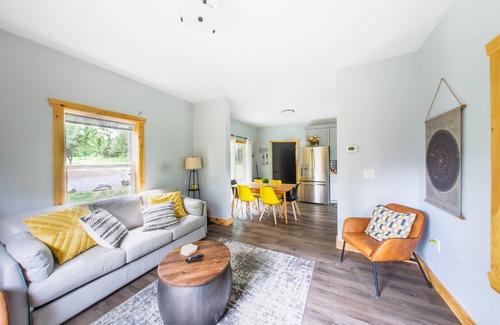 Catawissa Chalet De Ski | Suntower 60 acre/pavillion/HOT TUB/hiking trails/ultra private